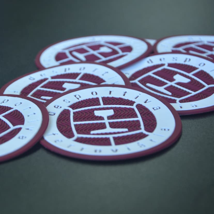 Escudo Emborrachado - Textura e Resistência Escudo emborrachado com textura em relevo para camisa esportiva - resistente Icone Sports