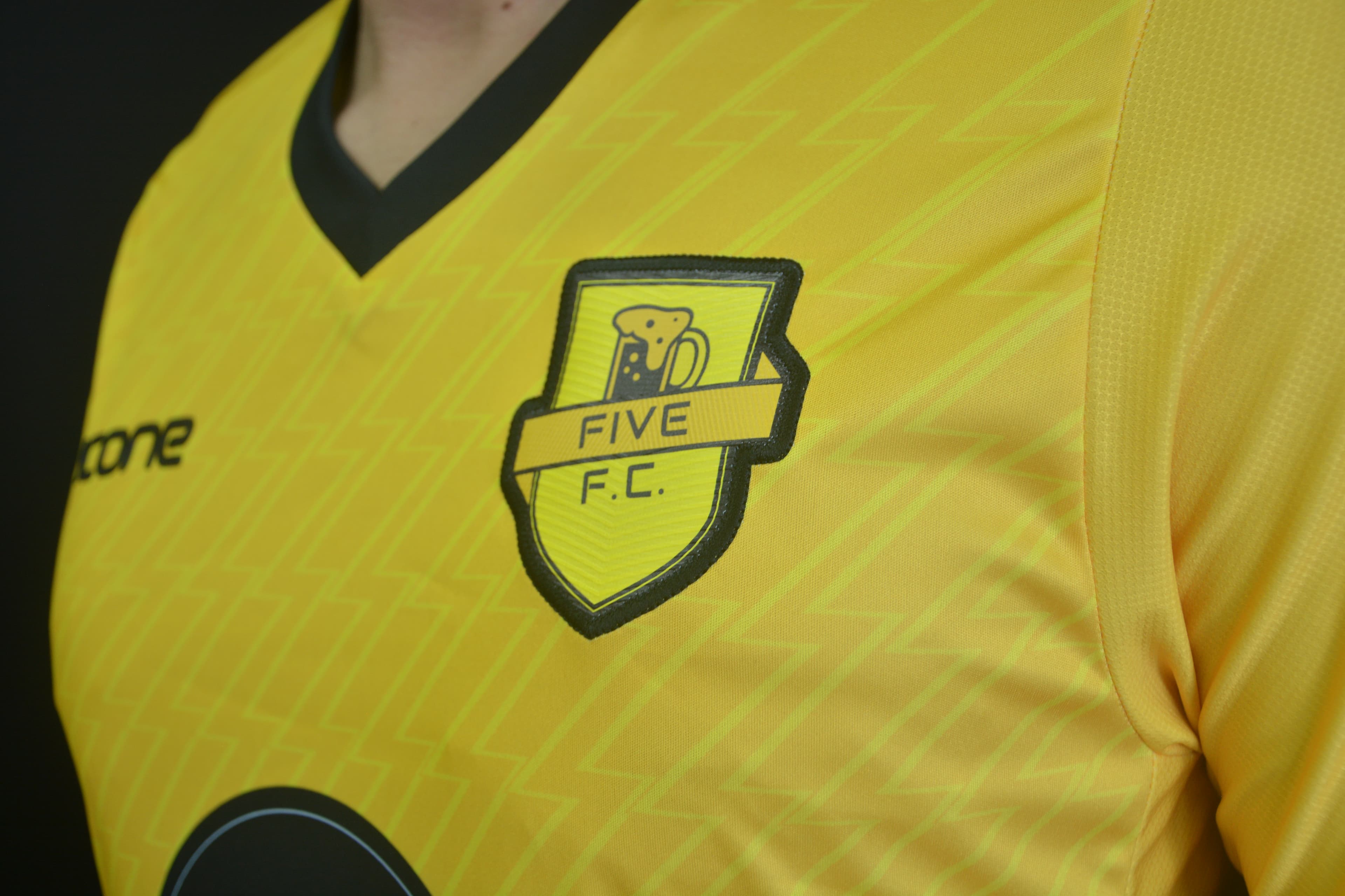 Escudo TPU + Bordado da Linha Ouro